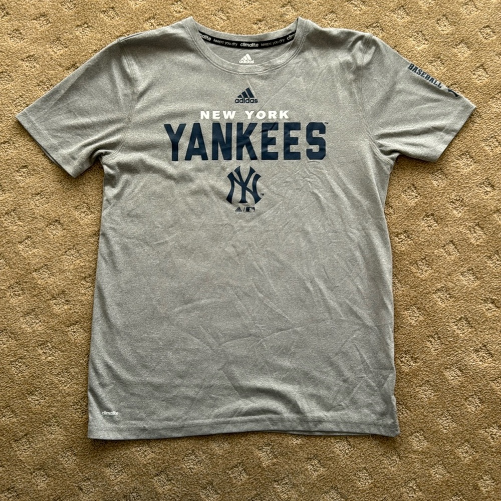 New York Yankees Adidas Boy’s Large gray climate t shirt